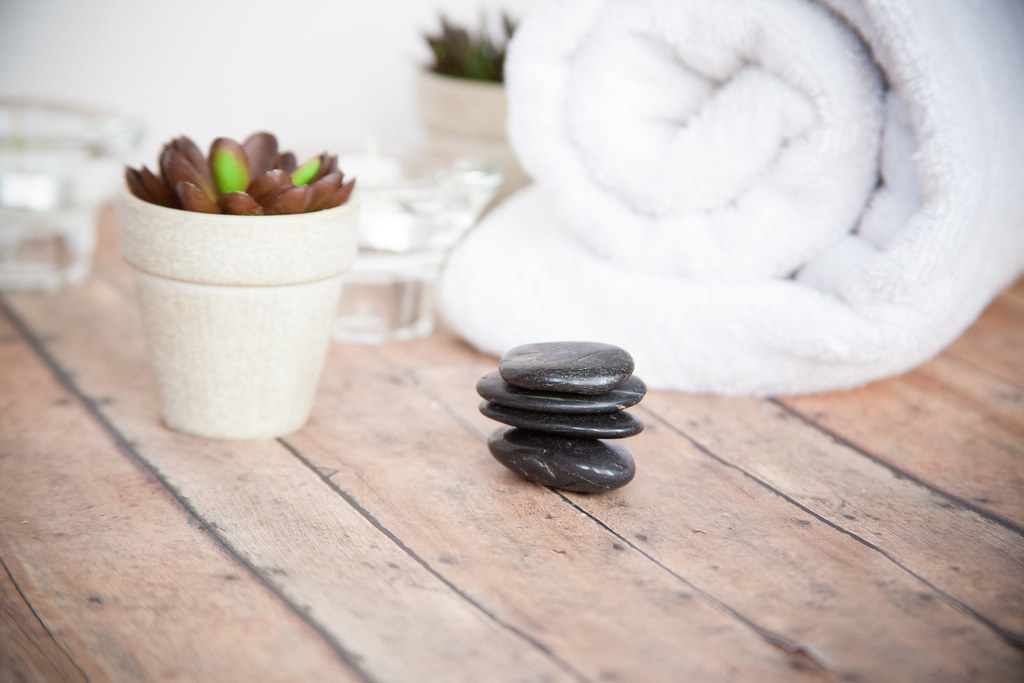 Cabine de massage d'un spa avec table et bougies